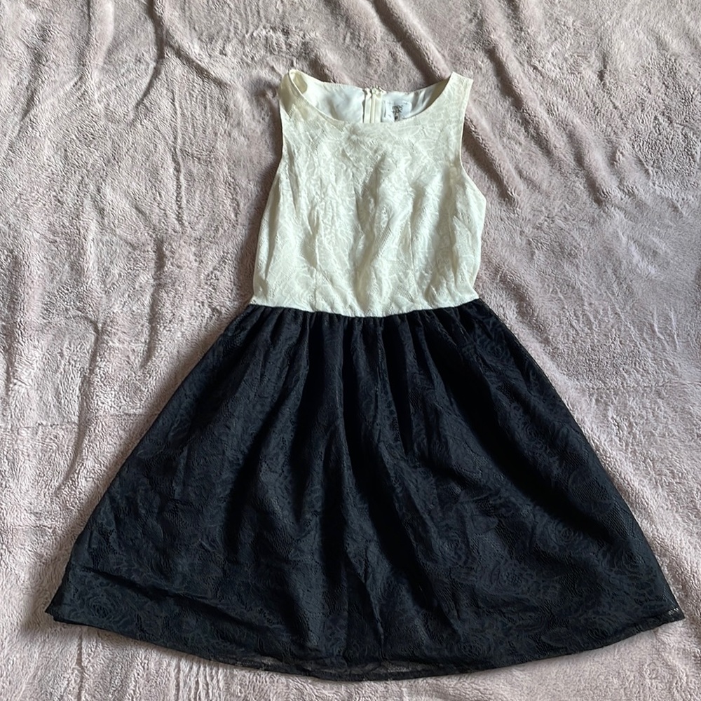 Beautiful lace detail dress s